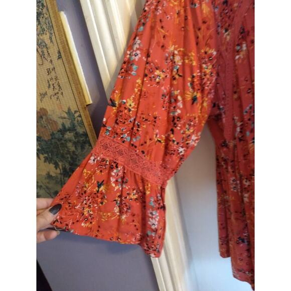 Torrid Top Red Floral Boho Bell Sleeves Sz 2X Bust 44 Length 27 Peephole Neck - Picture 4 of 10